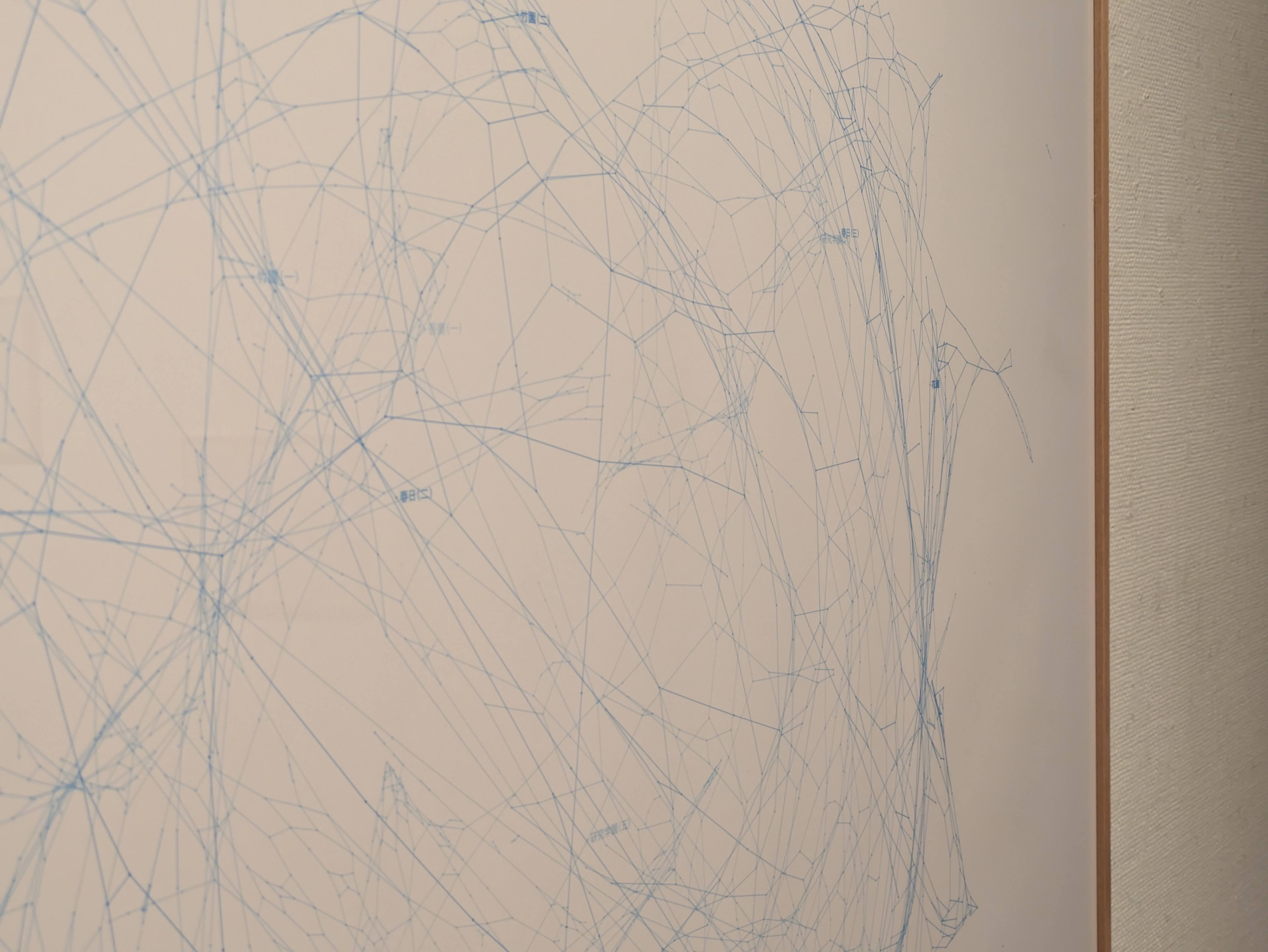 額装された、白い紙に青い線が複雑に絡まるように描かれた図